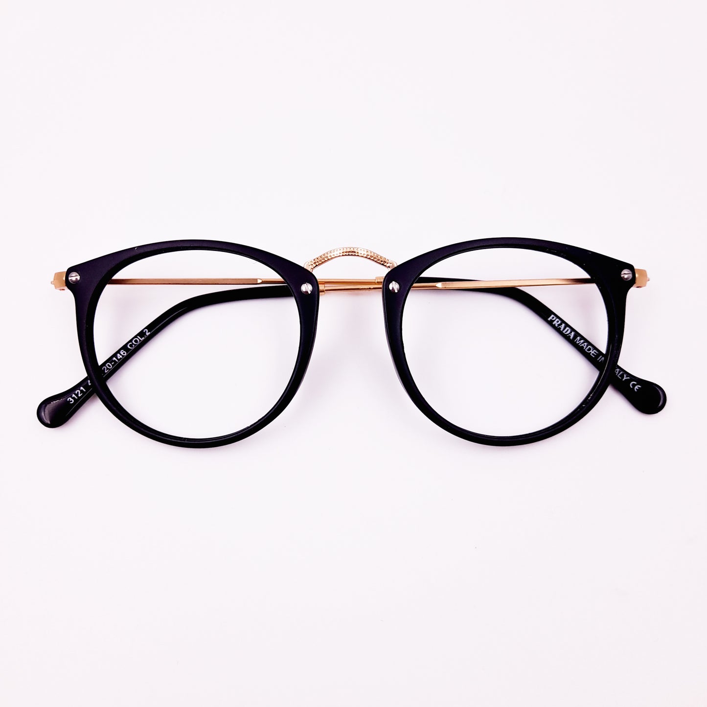Round black glasses