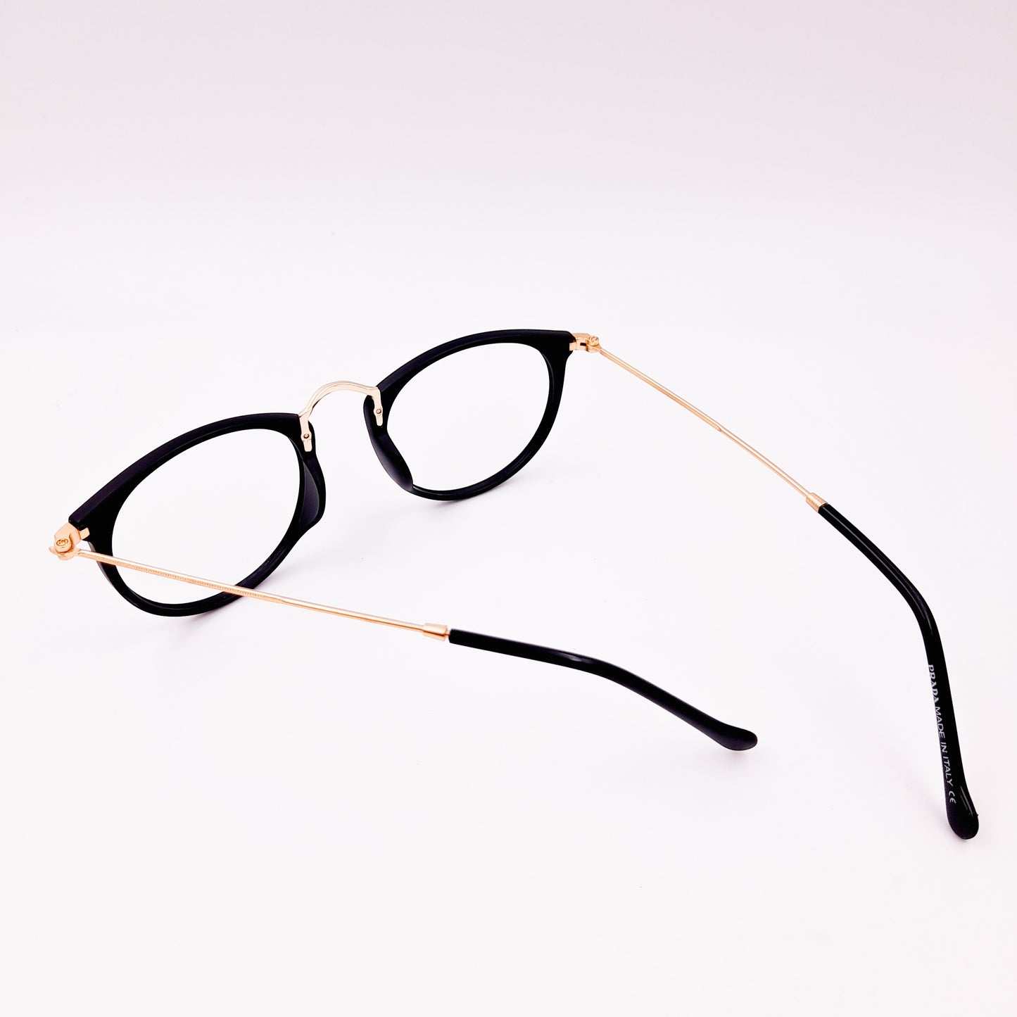 Round black glasses