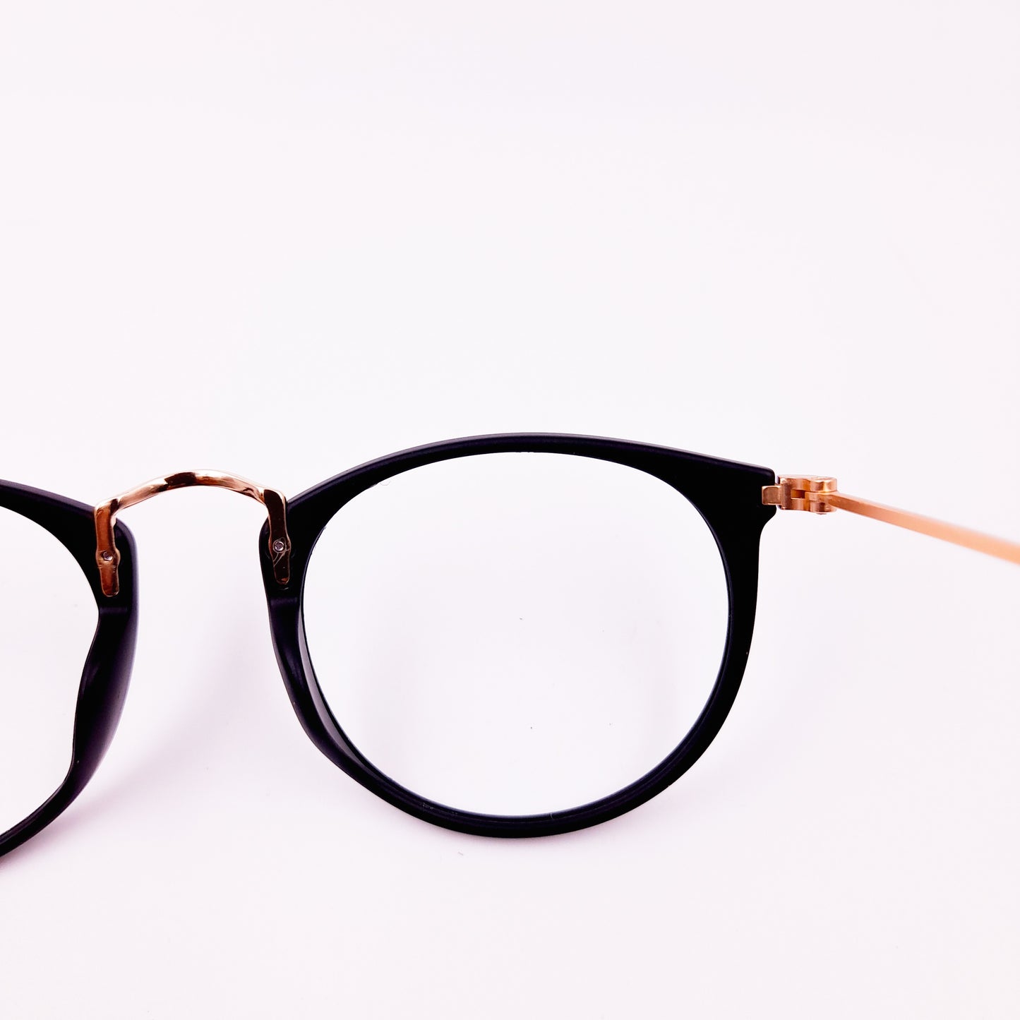Round black glasses